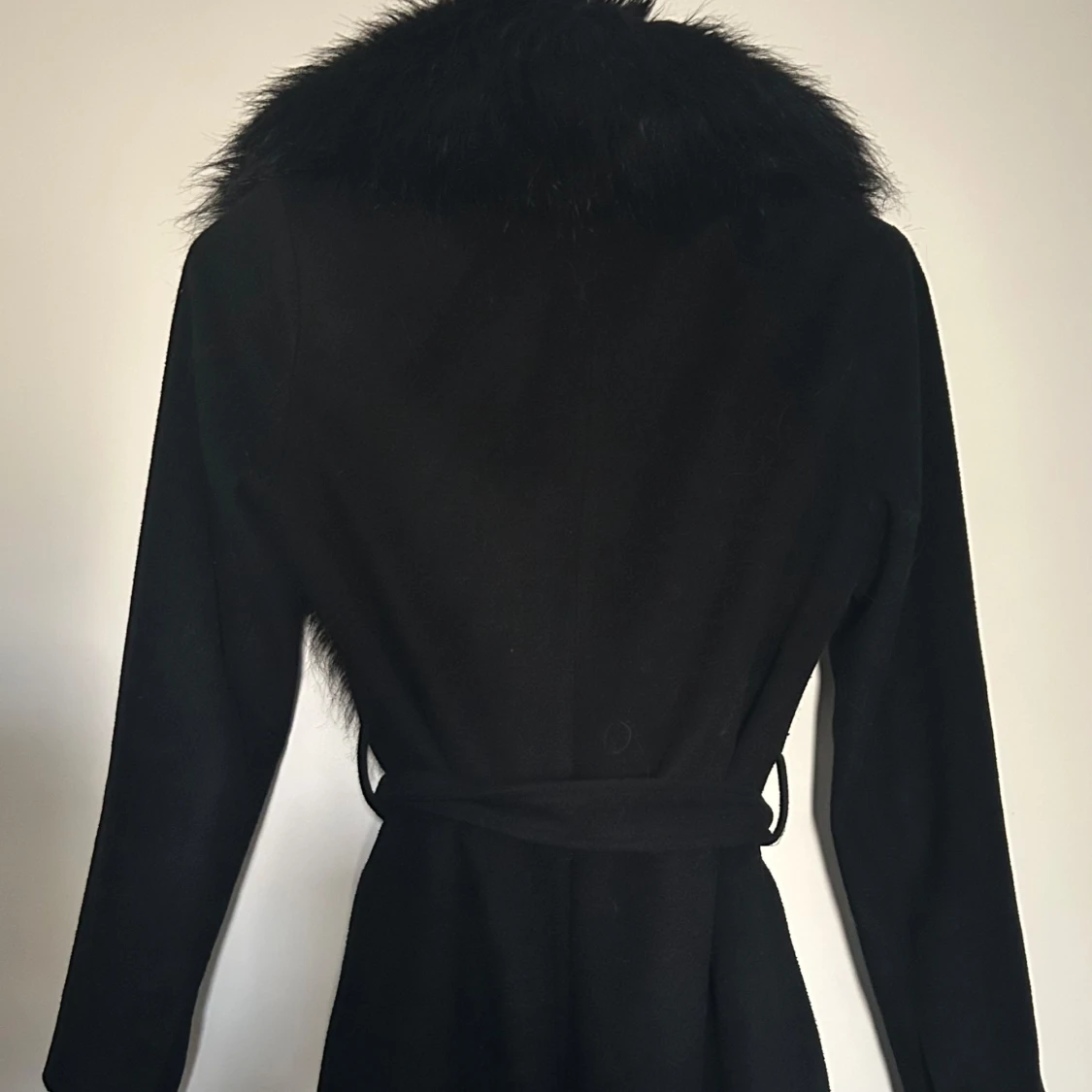Svart kappa med fuskpäls från Chiara Forthi - 1