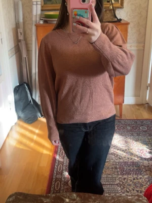 Rostbrun/rosa stickad tröja🤍 - Rosa/rostbrun stickad tröja. Tröjan har en glitterliknande färg💕Storleken är L men passar bättre på S/M