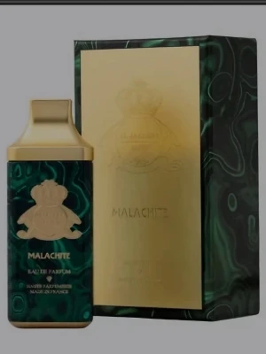 Al-Jazeera Paris – Malachite Eau de Parfum + 3 parfymprover - Lyxig parfymflaska från Al Jazeera Paris i modellen Malachite. Flaskan har ett elegant mönster i grönt och svart med gulddetaljer och ett stort guldfärgat emblem. Flaskan är nästan full och endast testad några gånger.  Medföljer även tre parfymprover (2 ml vardera) från samma parfymhus:   • Silk • Palace • Capri  Perfekt om du vill upptäcka fler dofter från Al-Jazeera samtidigt. Tillverkad & köpt i Frankrike. 