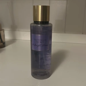 Victoria's Secret Midnight Bloom Mist - Fragrance mist med 250 ml volym. Beskrivs med inslag av moon flower och creamy woods. Perfekt för dig som vill ha en fräsch och unik doft 🩷🩷