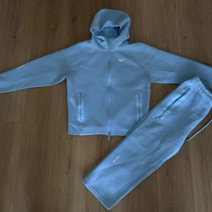 Nike x Nocta tech fleece set - Nike x Nocta tech fleece set, storlek L men väldigt liten passformen så passar M