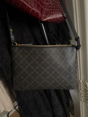 Madelene birgner väska - Hej! Jag köpte denna för några veckor sen men fick en lika dan när jag fyller år så säljer den ena. Denna är helt ny och har inga defekter osv. Köpte för 899 men säljer för 600!