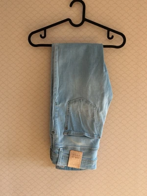 3st replay jeans -  Hej och välkomna till Liljestrands Just nu kan man köpa bulk på tre par Replay Jeans, ett par ljusblå ett par mörkblå och ett par svarta det ljusblå har några slitningar som jag gjort själv, men Blev inte så bra kan skicka bild det ljusblå är i storlek 14 A samt det svarta men det mörkblåa är 31 32 Alla jeans är ett stretch material köp alla för 299!!!!!!!!! MVH Liljestrand