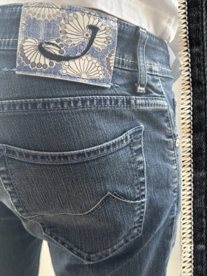 Jacob Cohën Second Premium Edition Jeans | J622 - Jacob Cohën - J622 COMF. Handgjorda i Italien. "Second Premium Edition" i snygg mellanblå tvätt & fantastiskt skick! 🧵 Modell: J622 (Modern Slim Fit) 📏 Storlek: W35 📐 Mått: A:42,5 B:76 C:102 cm 🧩 Material: Premium denim (Stretch) ✅ Skick: 9,5/10 (Som nya!) 💎 Detaljer: Silverknappar, broderat J & exklusiv mönstrad patch. 💰 Nypris: Ca 5500 kr🧍‍♂️ Ref: Passar ca 182-187 cm. Modellen är 189, men har dragit ner jeansen en del.Skriv för fler bilder! ‼️ Skickas direkt eller senast dagen efter betalning! ‼️ 