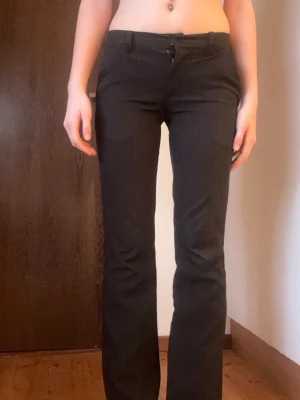 Lågmidjade kostymbyxor bootcut - Svarta lågmidjade kostymbyxor, perfekt för en stilren look!