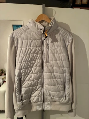 Parajumper cardigan - En snygg och stilren jacka som passar perfekt nu när våren är på ingång! Denna jackan är perfekt till våren för den gör inte att du blir för varm och samtidigt håller dig ifrån kyla. Har inget kvitto men har prislappen kvar och tyvärr en lite missfärgning i ryggen som inte syns till om du inte skulle titta noggrant. Priset är baserat på vad begagnade kostar och missfärgningen och kvittot saknas! Vid frågor hör av er och priset är absolut inte hugget i sten