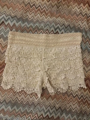 Spets-shorts - Superfina shorts med blommigt spetsmönster🤍🤍storlek L men mer som en M. 
