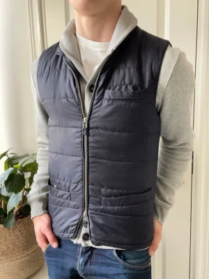 John Henric väst  - John Henric väst, dubbel zip. Väldig trevlig, ena fickan stängs genom magnet som tappat sin styrka. Inget som märks direkt dock… Inga defekter! Modellen i bilderna är 180 cm 75 kg och bär Storlek S , Kom med frågor! 🌟 (Kan gå ned i pris vid köp av paket 😉) 