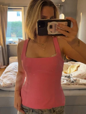 Rosa Zara topp med rosett - Söt rosa sommartopp ifrån Zara. Använd typ 3 gånger. Storlek S. Skriv vid frågor💘