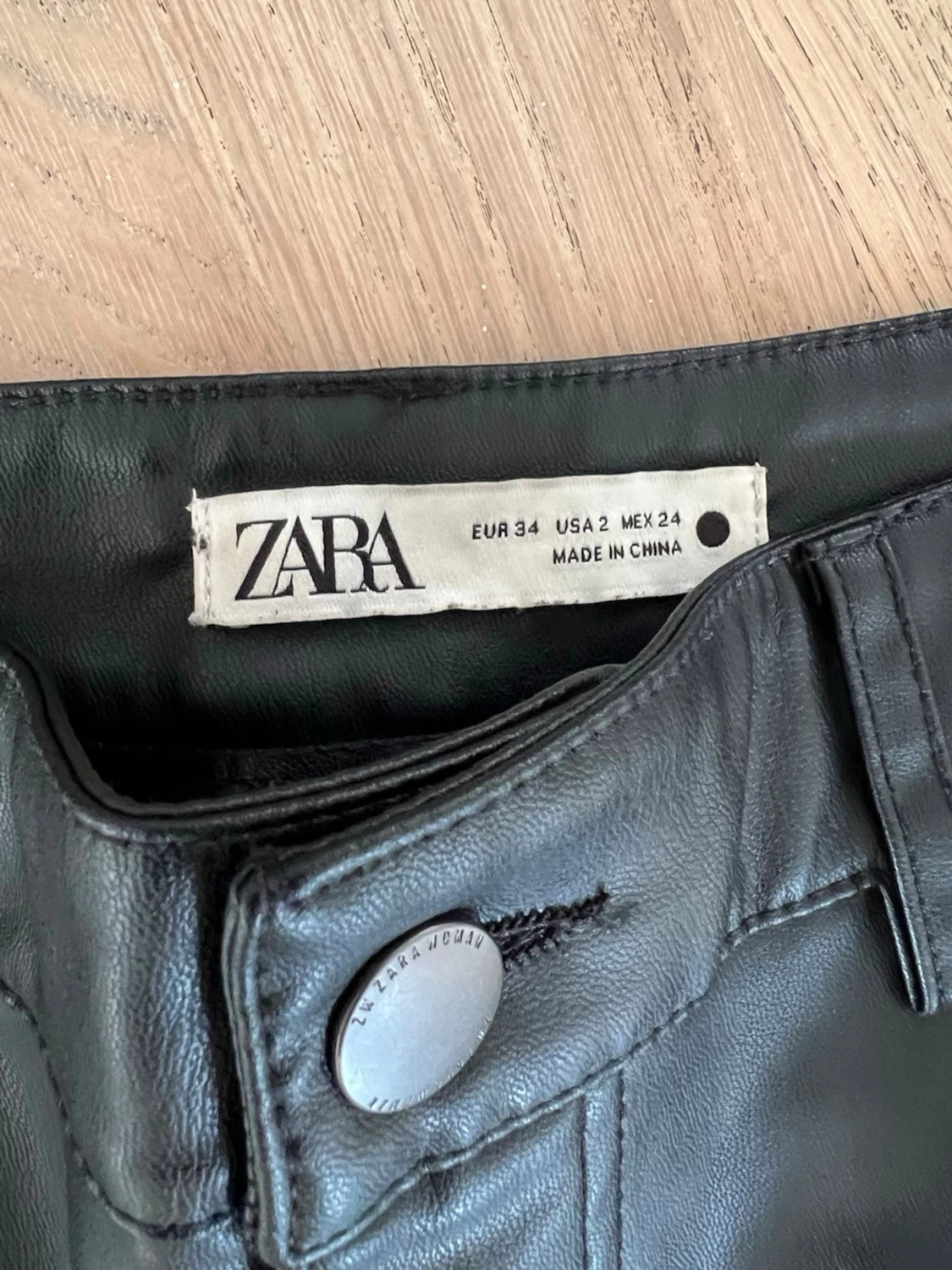 Svart skinnjacka (stl M) med bälte och skinnbyxor (stl 34)från Zara, stl S - 2