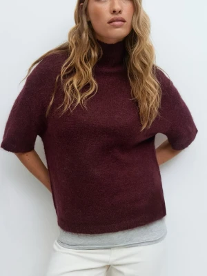 Vinröd stickad polotröja - Vinröd stickad tröja med hög krage och korta ärmar. Perfekt nu till våren💖