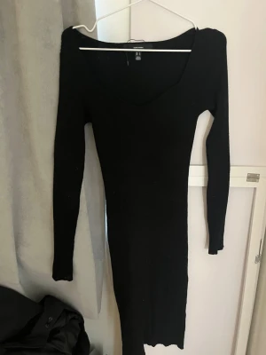 Svart ribbad långärmad klänning - Säljer en svart, ribbad och kroppsnära klänning från. Klänningen har lång ärm, djup v-ringning och är i stretchigt material som formar sig efter kroppen. Perfekt för dig som gillar en enkel men snygg look.