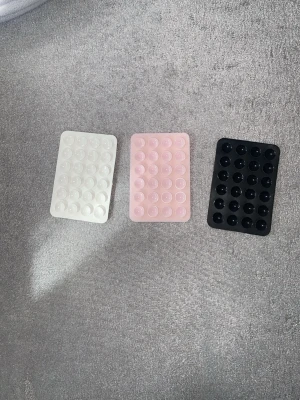 3 st sugproppar  - Perfekta för att fästa mobilen på olika ytor. Finns i vitt, rosa och svart. 