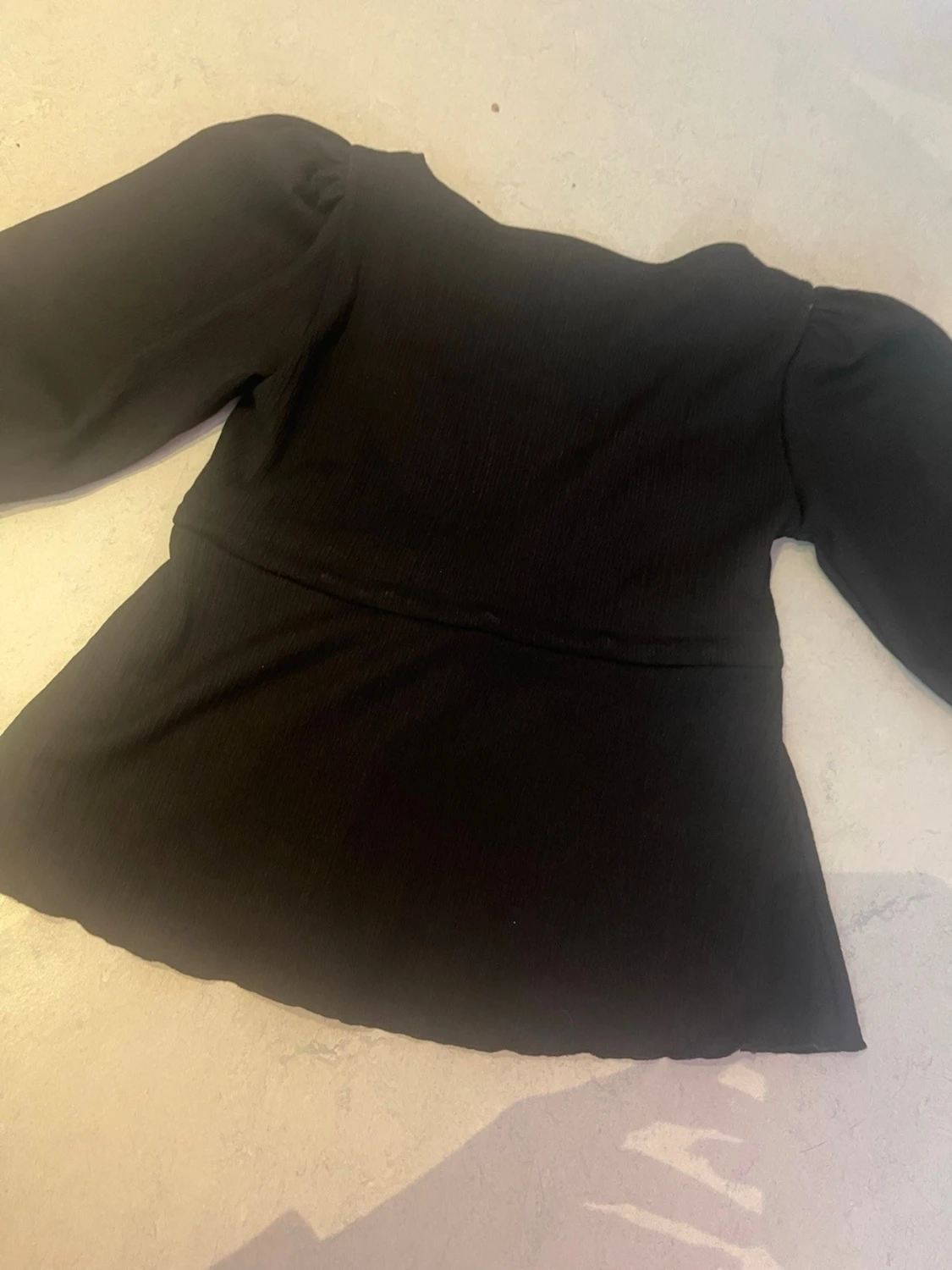 Svart topp med knyt och puffärm - 4