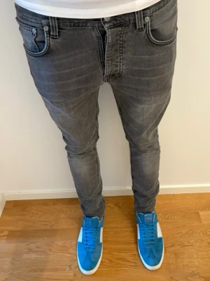 Nudie jeans - Säljer dessa sjukt feta Nudie jeans | Modell: Tilted Tor (Slim) | Bra skick | Storlek: 31/32 | Hör av dig vid minsta fråga eller fundering 