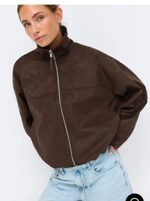 Jacka Gina  - Jättefin slutsåld jacka från Gina i strl M. Använd fåtal gånger, nypris 700kr💕