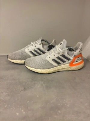 Adidas grå och vita Ultraboost - Säljer dessa schyssta Adidad Ultraboost i en färg som passar dig som inte vill se ut som alla andra. Väldigt bra skick och köpa från Adidas för 1299kr