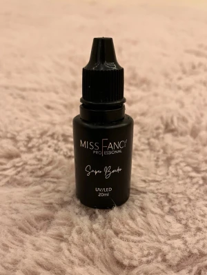 Miss Fancy Super Bonder 20ml - Helt ny och aldrig ens testad Miss Fancy Professional Super Bonder för naglar, 20 ml. Svart plastflaska med skruvlock. Används för att förbättra hållbarheten på nagelförlängningar och gelé. Passar både UV och LED-lampa.