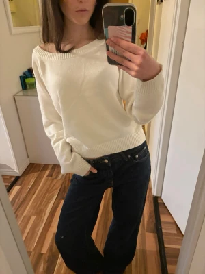 Vit stickad tröja - Säljer denna supersöta vita stickade tröja. Köpt på New Yorker men använd bara någon enstaka gång, den är i nytt skick. I storlek L men jag brukar ha storlek XS för att jämföra💕