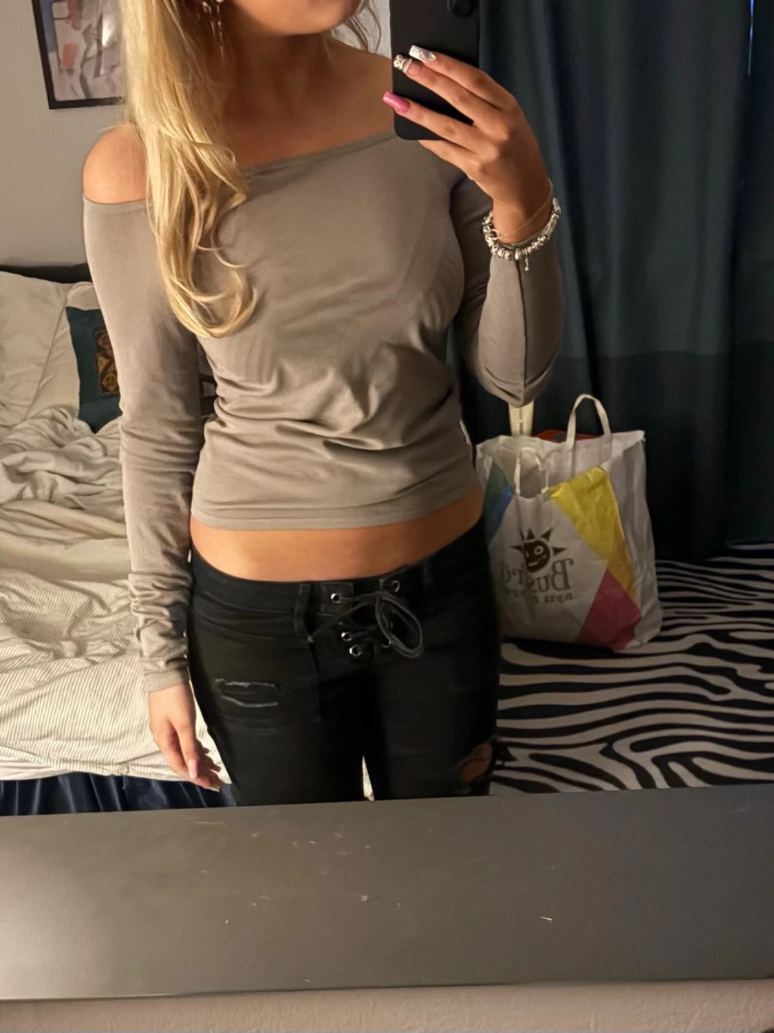 Grå offshoulder topp från Weekday  - 1