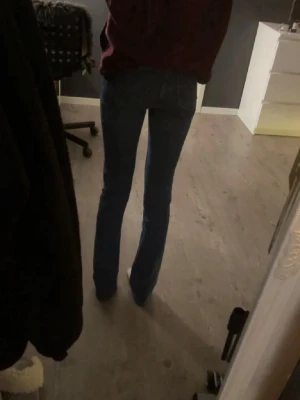 Mörkblå bootcut jeans från Gina Tricot - Snygga mörkblå bootcut jeans från Gina tricot. Jeansen har normal midja och är tillverkade i ett mjukt denimtyg som ger en skön passform. Perfekta för en avslappnad och trendig look. 