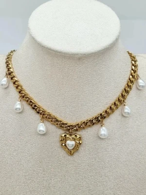 Handgjort halsband med pärlor och hjärta  - Handgjort halsband.  Material-rostfritt stål.  Kedjetjocklek-7, 2mm #70