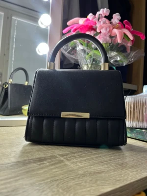 4 HANDVÄSKOR 100kr/väska - säljer fyra oanvända väskor på grund av att de inte används alla är i fint skick!.