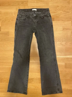Grå flare jeans från Gina  - Så himla snygga? Använda typ en gång! ❤️🫰🏼