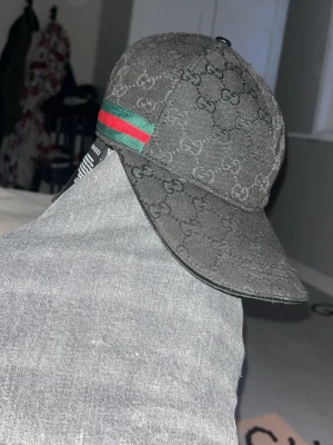 Keps svart  - Hej säljer min keps som är mycket mycket bra skick använt den knappt ingen fel med den och priset går att diskutera jag svarar direkt när ni skriver så skriv om ni har frågor elr något 