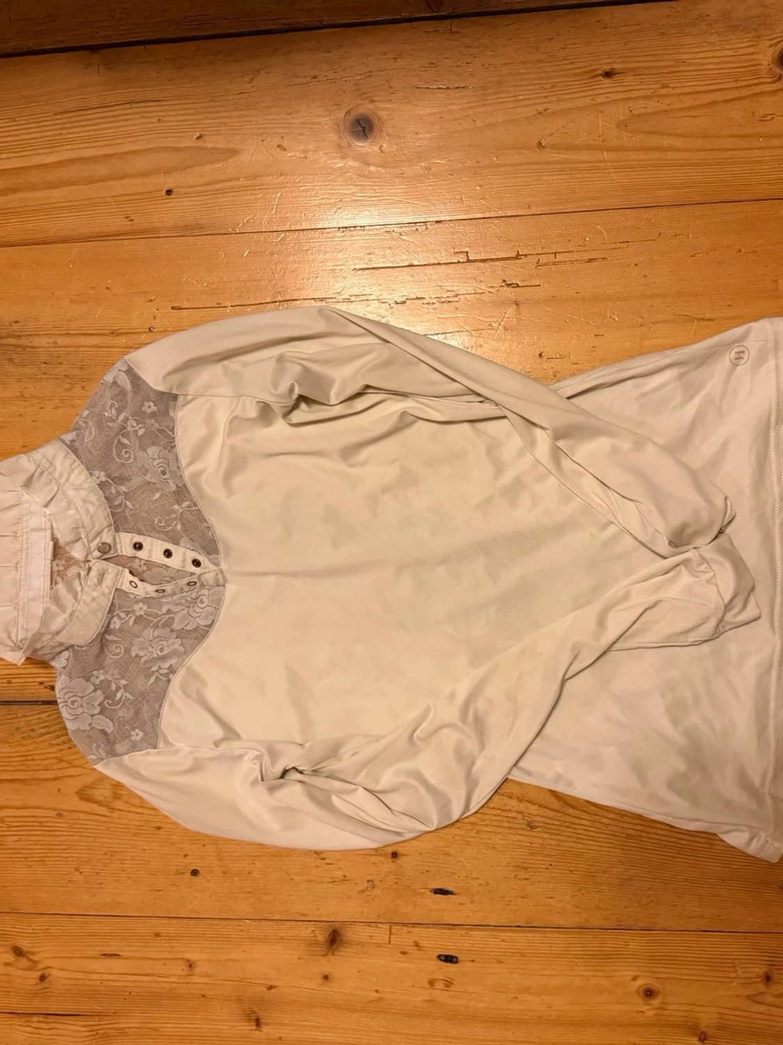 Vit blus med spetsdetaljer