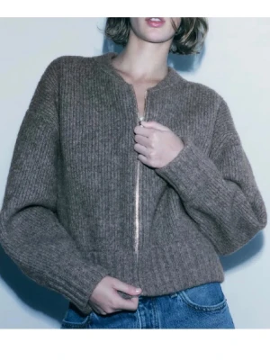 Gråmelerad stickad ziptröja - Säljer denna eftertraktade Zara zip.💕💕