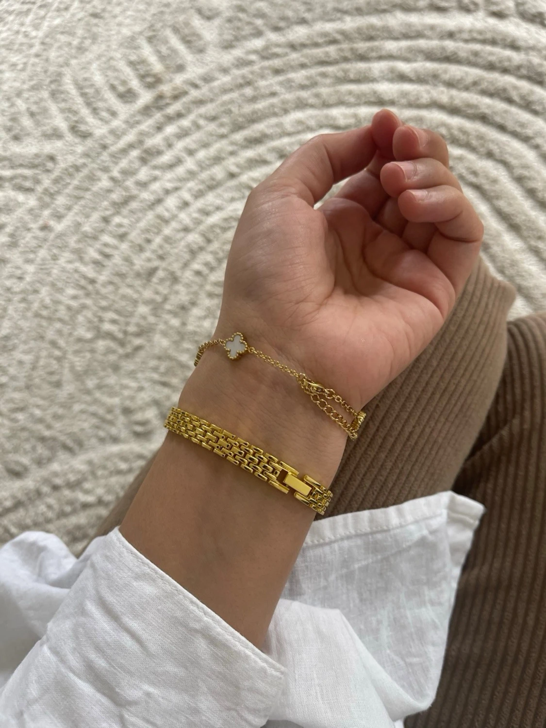 Guldfärgad klocka med guldfärgade fyrklöver armband  - 1