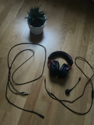 HyperX gaming headset - Säljer ett HyperX gaming headset i svart med röda detaljer. Over-ear design med mjuka öronkuddar och justerbart huvudband i konstläder. Löstagbar mikrofon och långa kablar med 3,5 mm anslutning, perfekt för gaming och streaming. As bra ljud där hörlurarna stänger ute allt ljud. DM är öppet för frågor eller intresserad. Pris kan diskuteras 