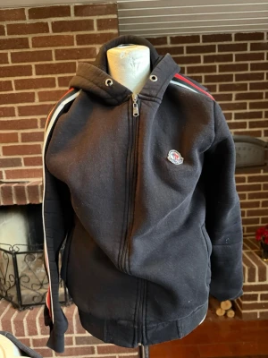 Svart Moncler set - Snyggt och trendigt set med hoodie och byxor. Väldigt bekvämt och sitter riktigt fint på kroppen.  Perfekt för både vardag och mys.