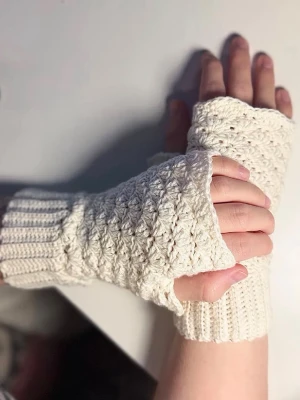 Handvirkade torgvantar  - Söta och värmande handledsvärmare virkade i ett mjukt, tjockare bomullsgarn. Fin smutsvit som passar till allt. Storlek: XS/S (nätt passform). Material: Varmt bomullsgarn – perfekt för dig som vill undvika ull som kliar!