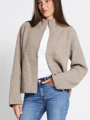 Beige ribbstickad zip cardigan - Säljer min fina oanvända tröja från lager då jag inte var bekväm i den 💞
