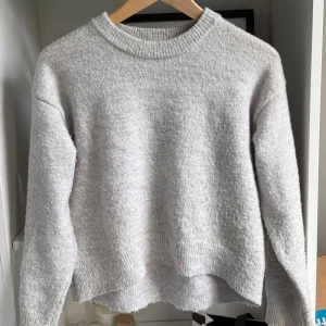 Ljusgrå stickad tröja, Gina Young - Super fin ljusgrå stickad tröja från Gina Young i storlek 146/152. Lite nopprig.