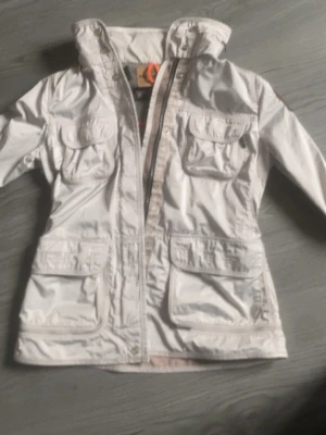 Vit vindjacka med huva och fickor - Parajumpers jacka, krämig vit storlek XS, gammal modell 
