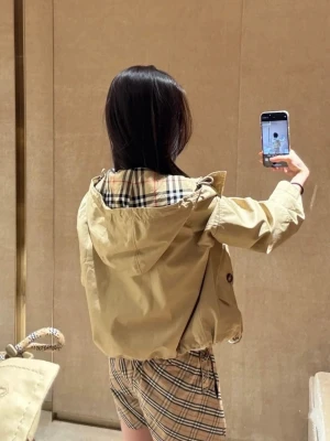 Burberry trenchcoat med huva  -   💓 Säljer en söt beige trenchcoat från burberry stilenmed klassiskt rutigt foder och huva, dragsko i midjan och långa ärmar. 😙 . Oops ”alla andra annonser med samma bild som min är felaktiga och säljer inte min jacka”