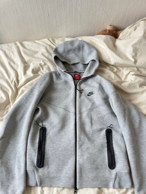 Grå Nike tech fleece - Grå nike tech fleece, storlek M pris kan diskuteras