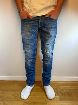 Dondup jeans  - Dondup jeans! Trendigaste jeansen på marknaden! Storlek 33, osäker på passform fråga om mått☺️ Ny pris=4000kr Säljs för 1099. (Modellen har original slitningar från fabrik vilket är väldigt eftertraktat och populärt)