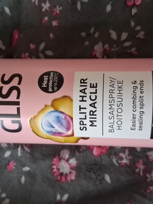 Gliss Split Hair Miracle balsamspray - Gliss Split Hair Miracle balsamspray i rosa plastflaska. Sprayen hjälper till att reda ut håret och försegla kluvna toppar, samt ger värmeskydd upp till 220°C. Innehåller växtbaserade oljor och är enkel att använda i både vått och torrt hår.