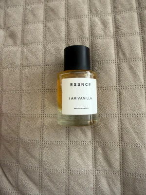 ESSNCE I Am Vanilla Eau de Parfum - ESSNCE I Am Vanilla Eau de Parfum (50ml). Doften har tydliga inslag av sötvanilj. Helt oanvänd parfym då den passar inte min typ av parfym. 