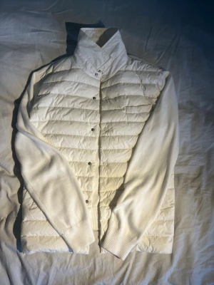 Herno cardigan - Säljer nu en Herno cardigan då den är för liten. Knappt använd men en liten fläck visad på sista bilden som går bort vid tvätt. Storlek 46/M. Tveka inte på att höra av er vid frågor!