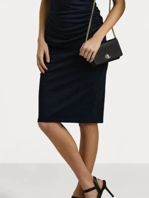 Lauren Ralph Lauren Marinblå oneshoulder klänning - Snygg marinblå oneshoulder klänning med tight passform och lätt rynkade detaljer i midjan. Klänningen är knä längd och är tillverkad i ett mjukt, stretchigt material som ger en smickrande siluett. Perfekt för dig som vill ha en stilren och modern look.