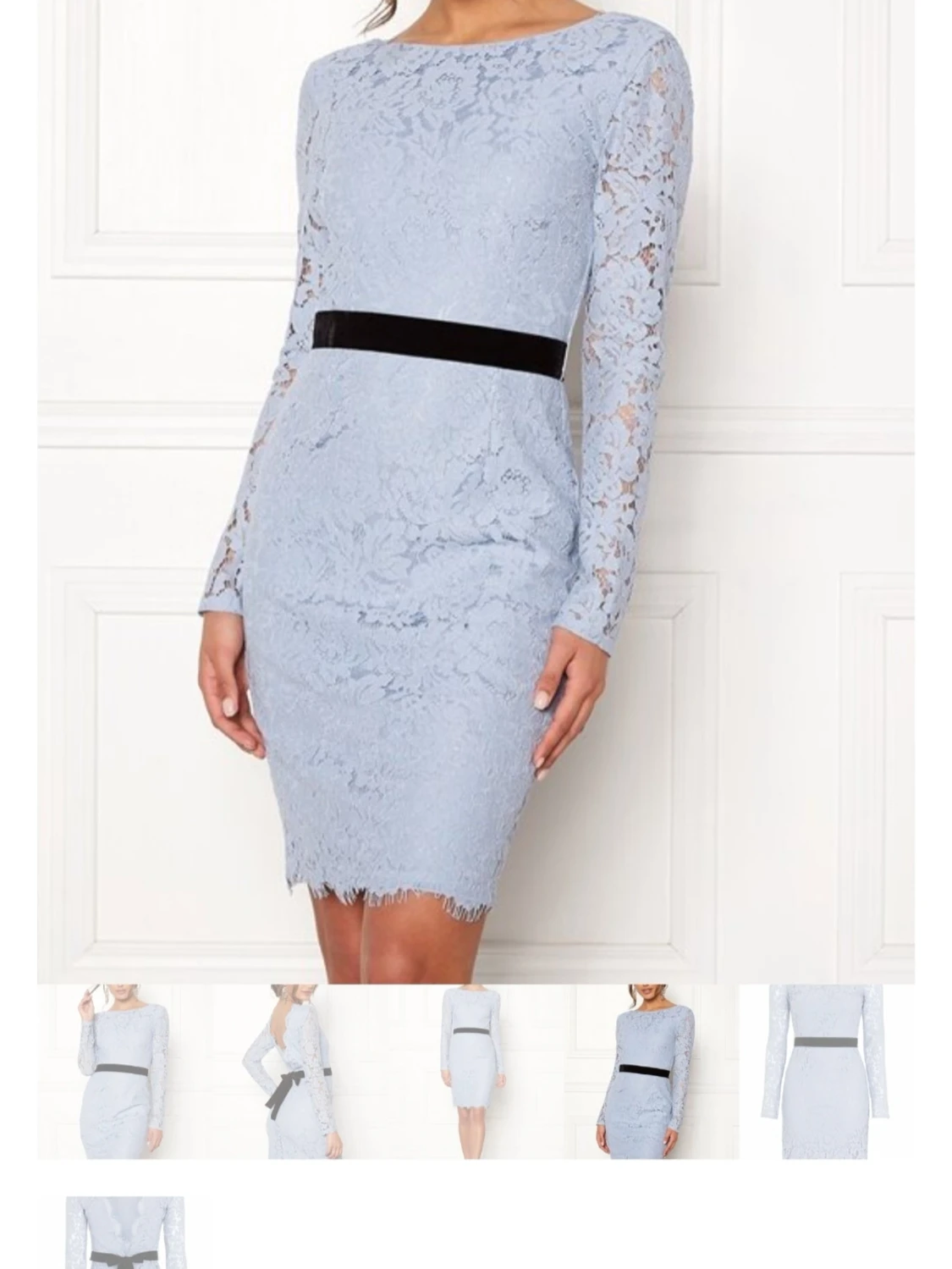 Ljusblå spetsklänning med svart rosett