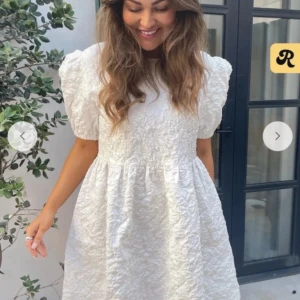 Vit kort klänning med puffärm - Jätte fin vit kort klänning med puffärm som är perfekt för studenten! Aldig använd. Är oversize i modellen så passar både xs och s