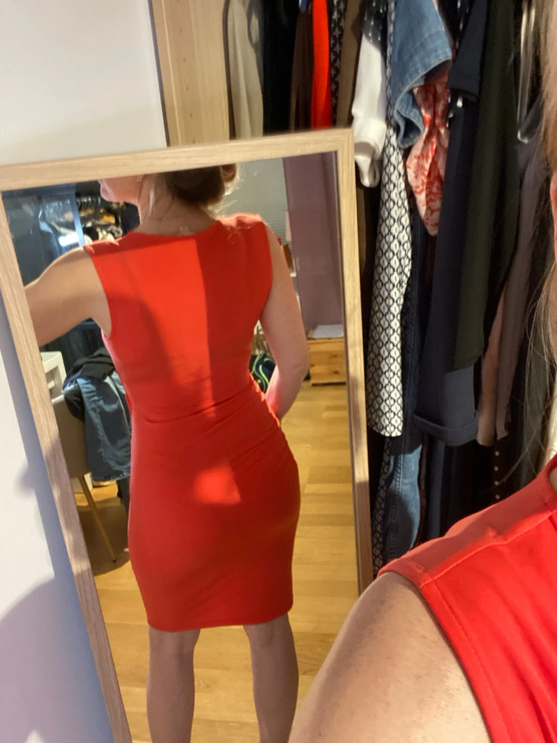 Röd omlottklänning med gulddetaljer - 1