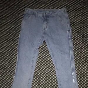 Flared jeans - Säljer blåa flared jeans. Jeansen är typ oanvända för jag inte direkt använde de. Dom är stiliga och hyfsat lätta att styla.