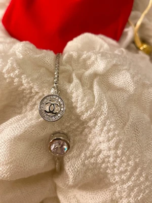 Silver Armband  - Armband i silver färg , storleken går att justera efter passform, den passar alla. Kontakta gärna för mer frågor och detaljer. Eleganta armbandet finns i Guld, Rosé och Silver i samma modell på bilderna. Helt Nya armband som packas och levereras i satin påse! Nickel säkert ✔️  Snabb leverans✔️ 